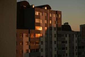 Românii achită printre cele mai mici taxe şi costuri asociate din Europa atunci când cumpără o locuinţă prin credit